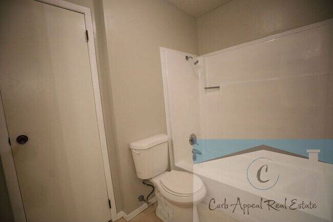 Foto del edificio - 3 Bedroom 2 Bath Home in Beautiful Neighborhood! A fenced back yard!!