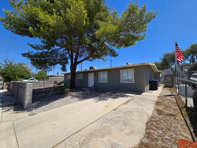 Building Photo - Single story 3 Bedroom house ready for mov...