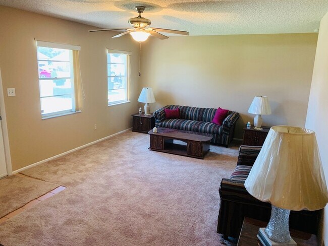 Building Photo - Home now available in Buenaventura Lakes!