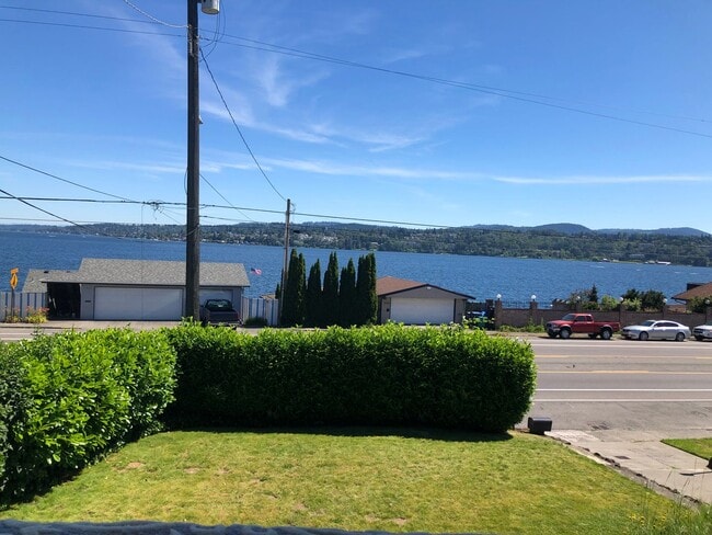 Building Photo - Beautiful 3 bedroom house, plus den with v...
