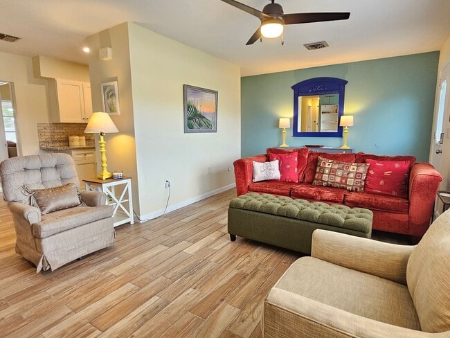 Foto del edificio - Seasonal Short-Term Pet Friendly 3 Bedroom 2 Bathroom Home in Venice East!