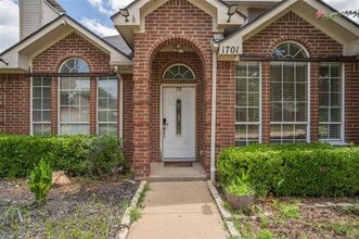 Building Photo - 1701 Creekway Dr