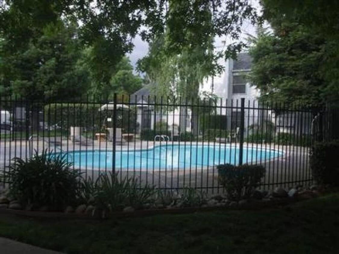 Building Photo - Rosemont Condo
