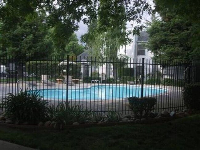 Building Photo - Spacious & Updated 2-Bed, 1-Bath Condo with In-Unit Laundry!