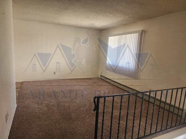 Foto del edificio - 2 Bed 1 1/2 Bath Townhouse Style Apartment