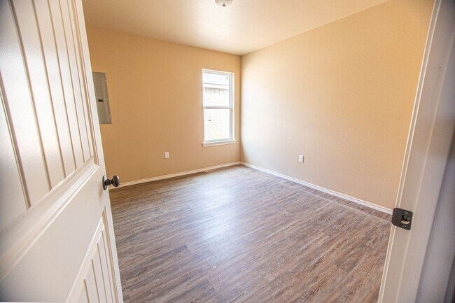 Building Photo - Luxury Rental in Cypress Grove!