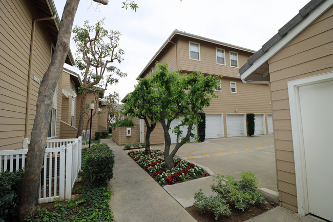 Building Photo - Tamarack Pointe Villas