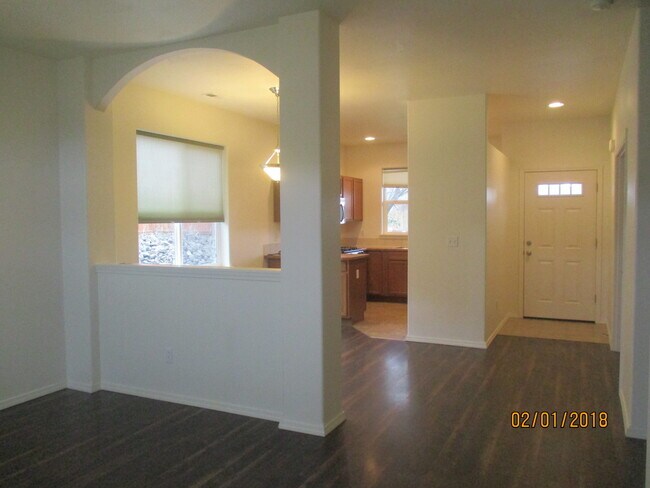 Foto del edificio - Green area 3 Bedroom 2 Bath home with Garage