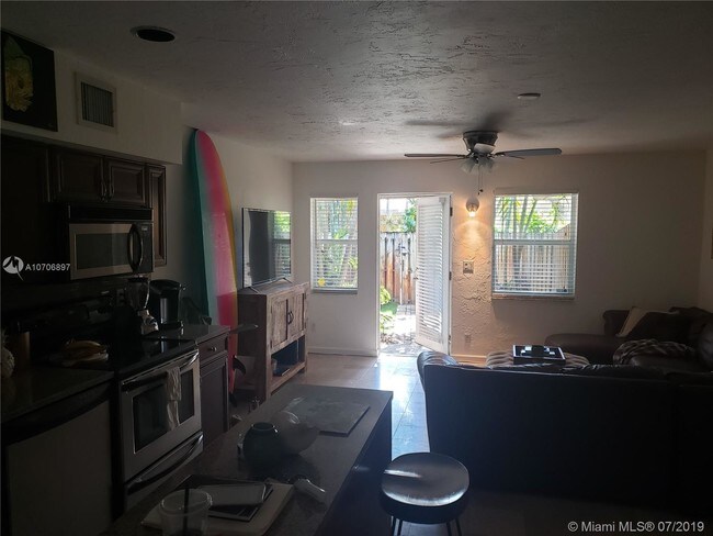 Foto del edificio - 758 NE 13th Ct