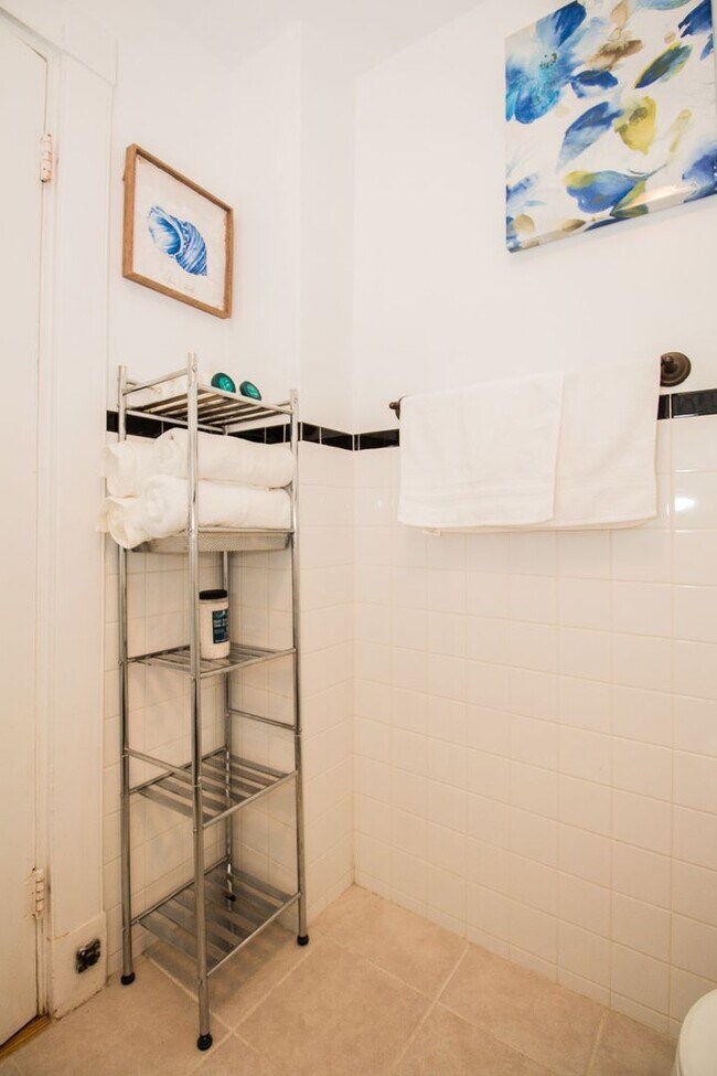 Building Photo - 1Br/1Bth unit! Hot Water included. Great location!