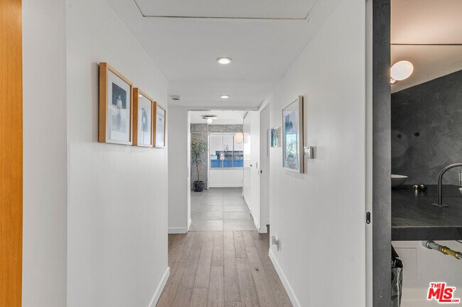 Foto del edificio - 7135 Hollywood Blvd