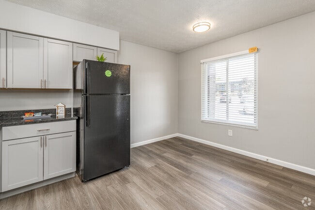 2BR, 1BA - 750SF - Dining Area - Summit Park Apartments