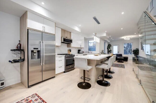 Building Photo - 17 Ferrier Av