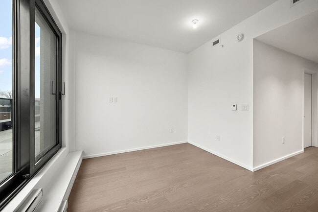 Building Photo - 585 Av. Glengarry