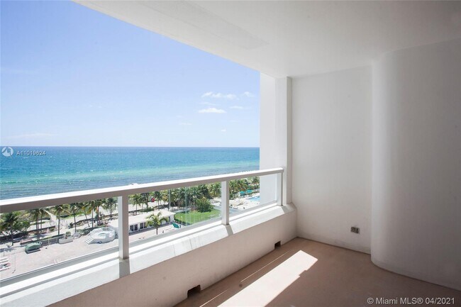 Foto del edificio - 5005 Collins Ave