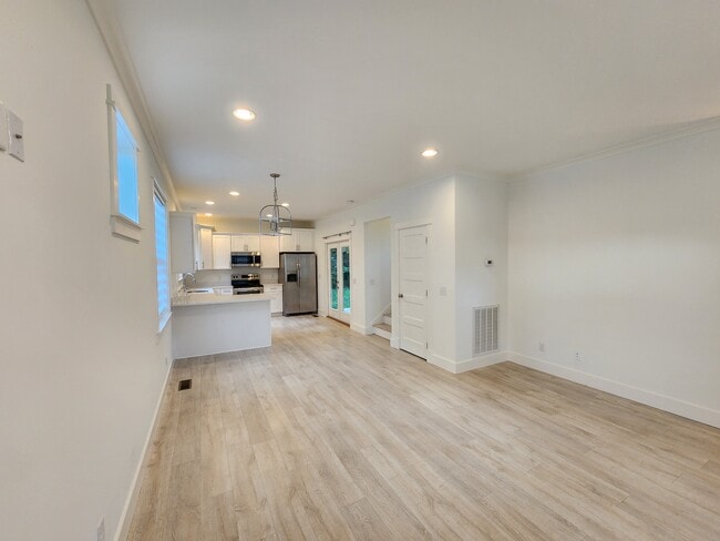 Building Photo - 425 Juniper Dr