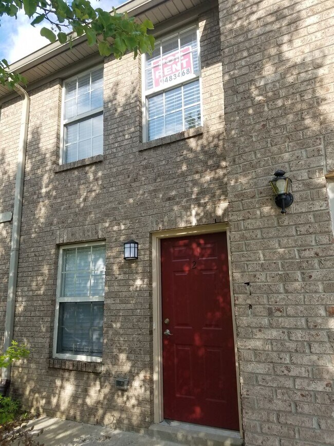 Building Photo - 570 Hampton Way