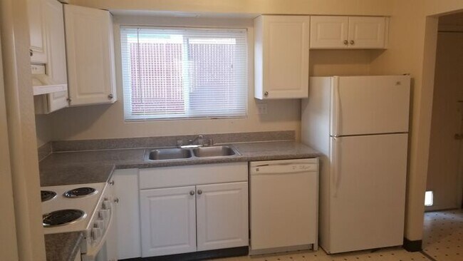 Building Photo - Washer and Dryer in unit!