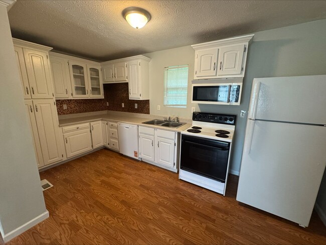 Building Photo - Downtown Living! 1 Bedroom, 1 Bathroom Hom...