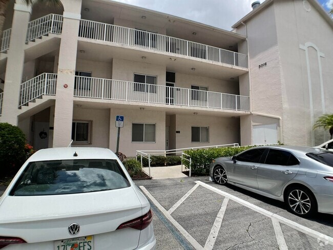 Building Photo - 5016 Rose Hill Dr