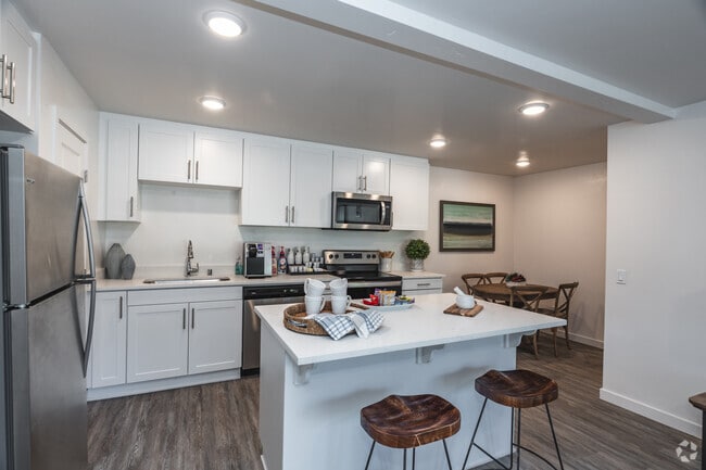 Interior Photo - WINDSOR MANOR I