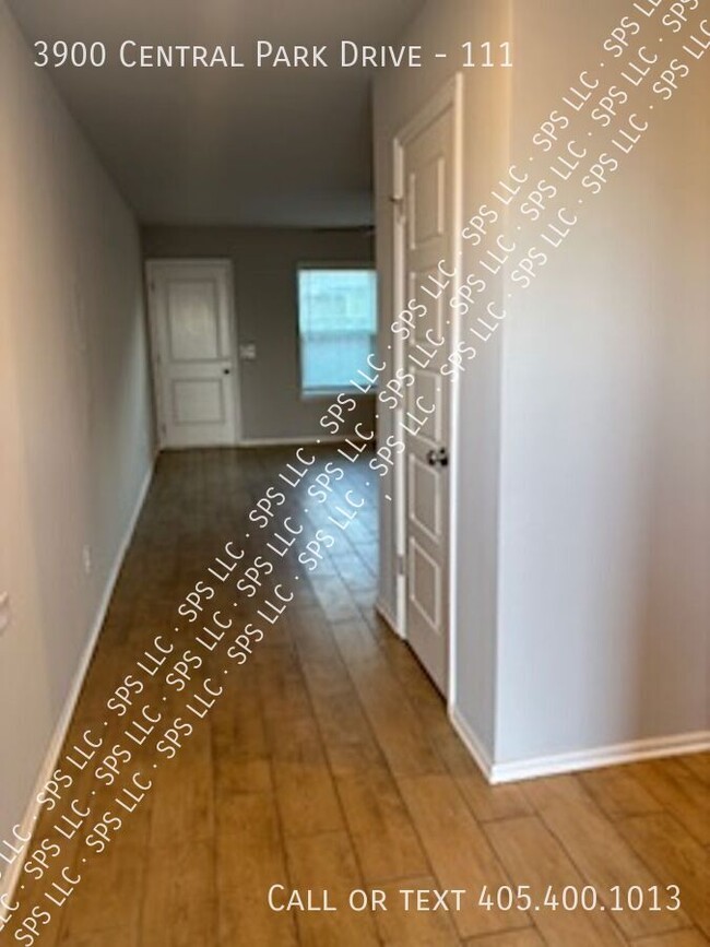 Building Photo - 3900 Central Park Dr