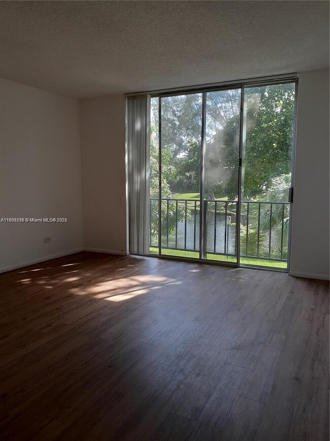 Building Photo - 3670 Inverrary Dr