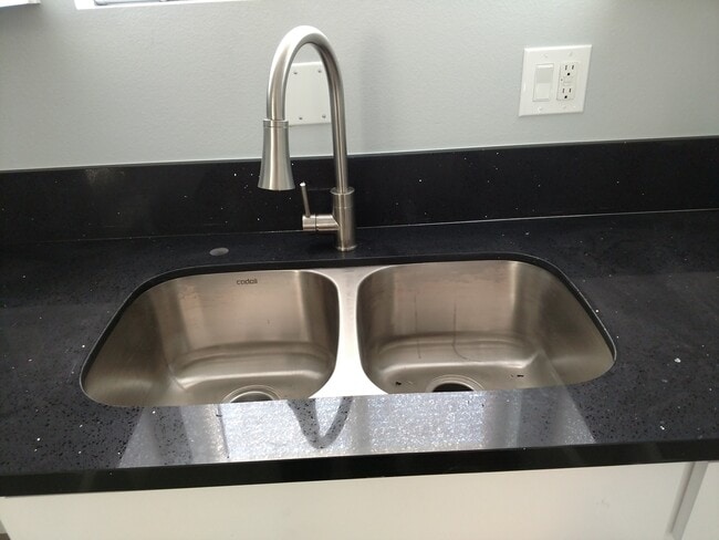 Building Photo - 3961 Halldale Ave