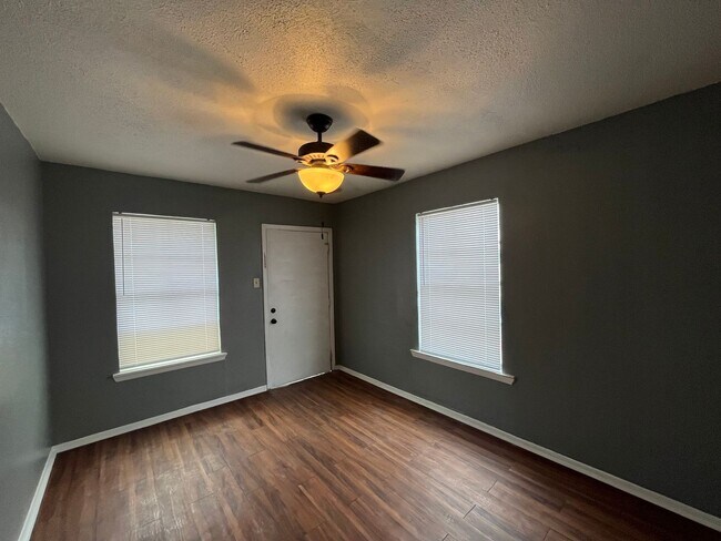 Foto del edificio - 2513 Quintana Rd