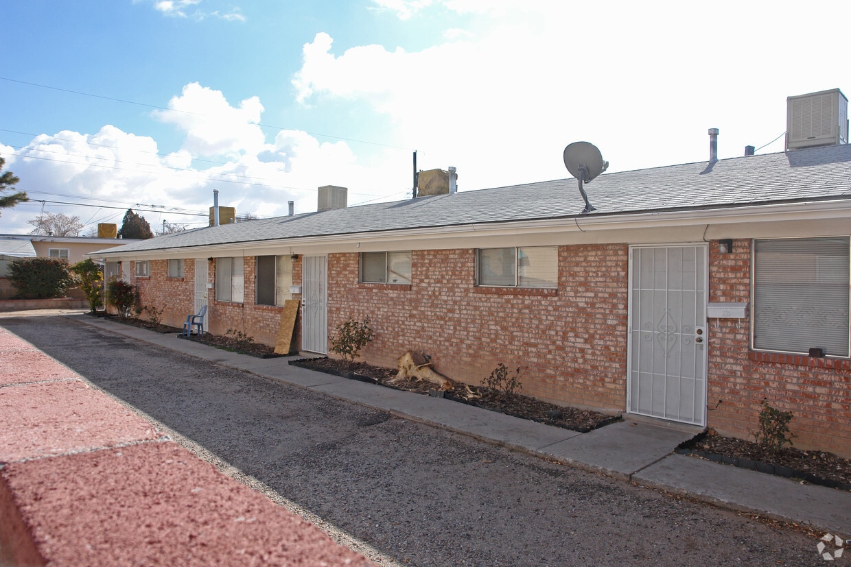 Primary Photo - 1008 Madeira Dr SE