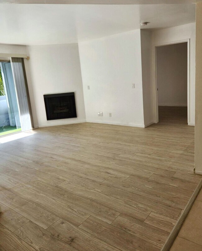 Amplia sala de estar con balcón privado. - 7640 Oso Ave