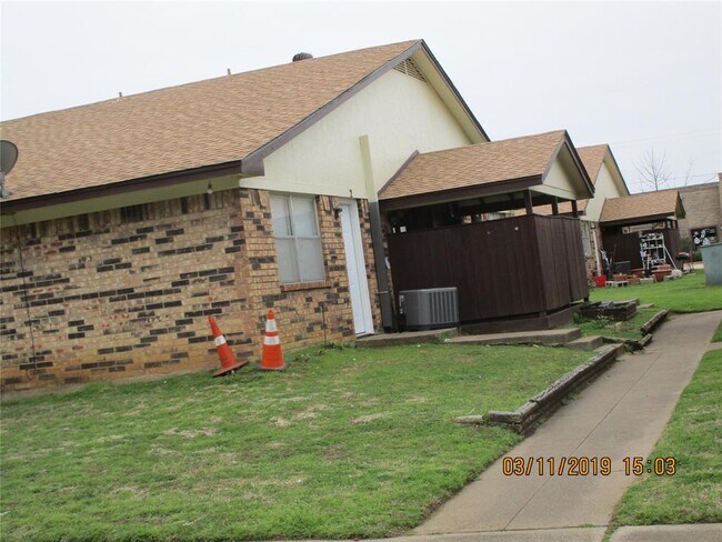 Building Photo - 108 S Shady Shores Rd