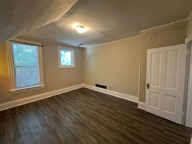 Building Photo - $1395 – 2 BR, 1 BA Upper Flat in an 1800’s Victorian Home - 1704 E Bradford