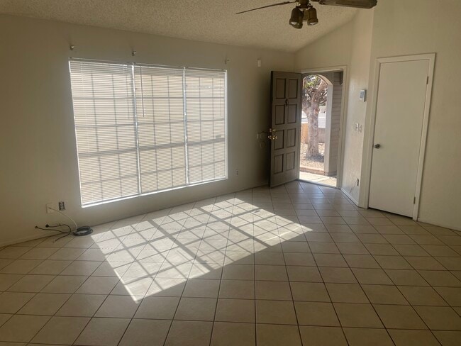 Building Photo - Four Bed Two Bath Vaulted Ceilings