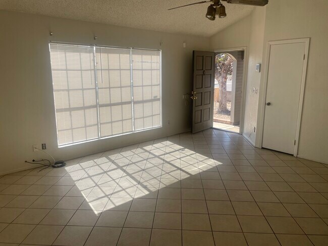 Foto del edificio - Four Bed Two Bath Vaulted Ceilings