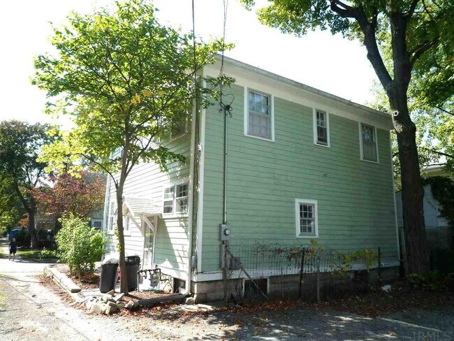 Building Photo - 707 E University St