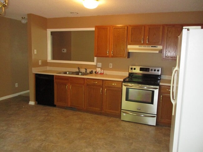 Building Photo - 3 Bedroom Home For Rent in the Deertrail Subdivision!