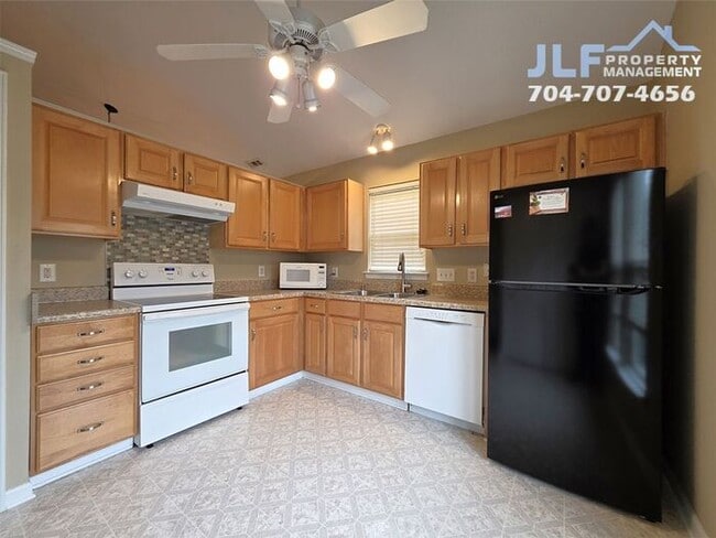 Foto del edificio - Beautiful 2 Bed/2 Bath Townhome in Charlot...