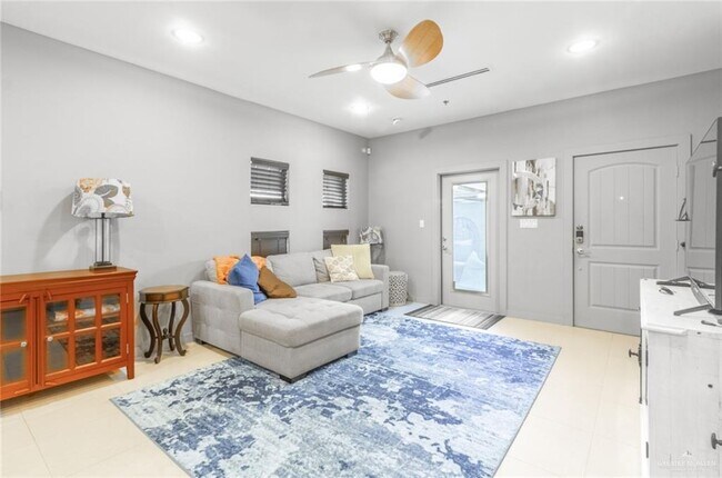 Building Photo - 1321 E Camellia Ave