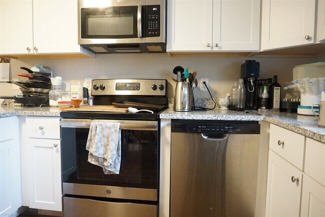 Building Photo - 1 br, 1 bath  - 61 Crescent St 7
