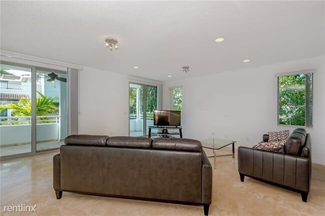 Building Photo - 3 br, 3.5 bath Townhome - 561 NE 15th Ave ...