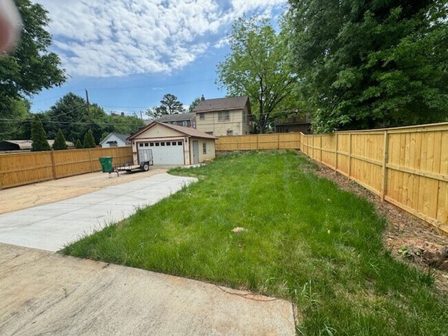 Building Photo - Ready to View/Lease! 4 Bedroom 1.5 Bath Bu...