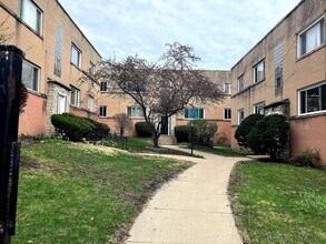 Building Photo - 1706 W Jarvis Ave