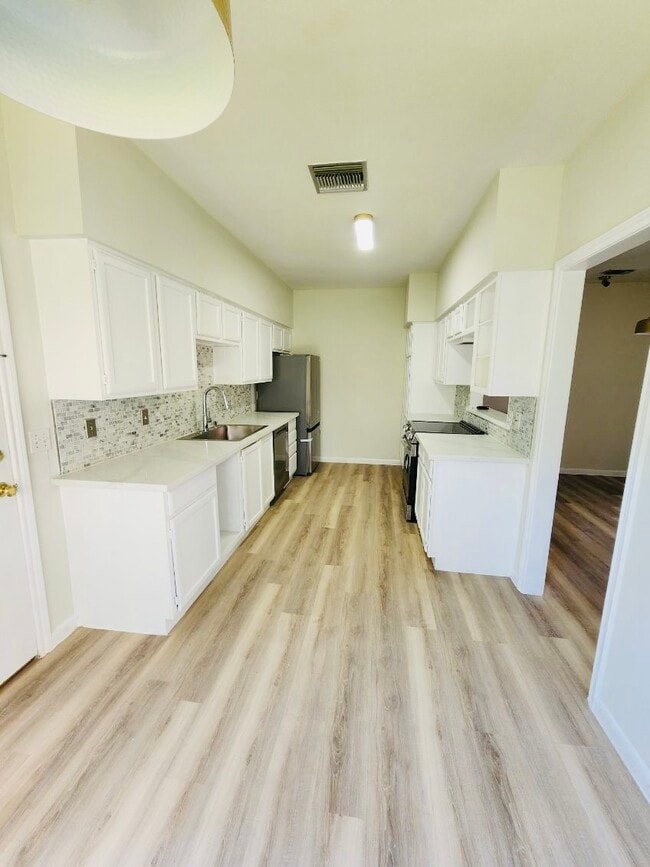 Building Photo - 2668 Bering Dr