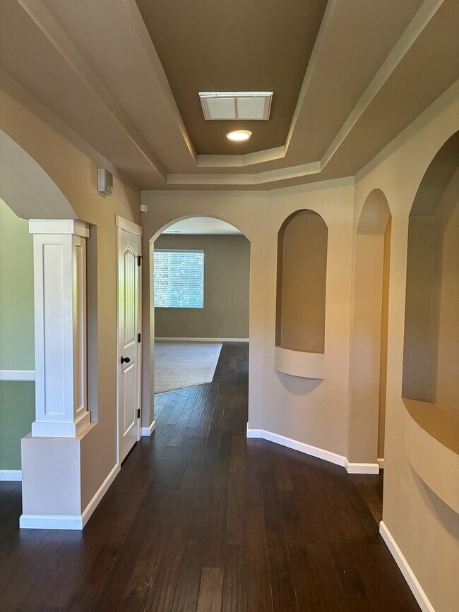 Building Photo - Luxurious 5 Bed Olympia Home with Spacious...