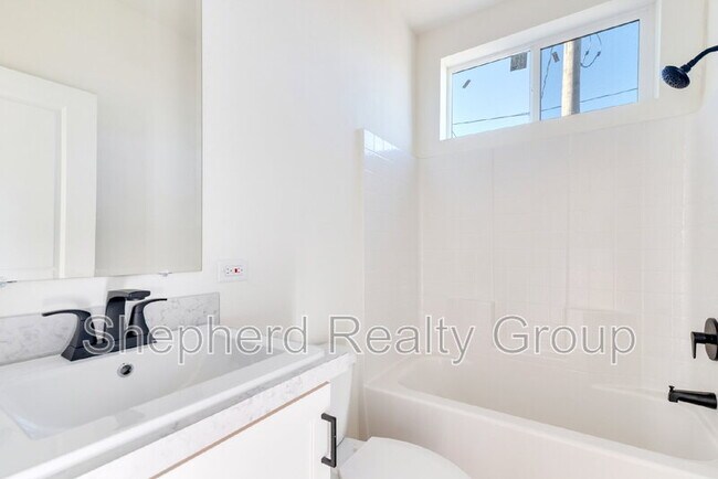 Foto del edificio - 15914 Dauchy Ave