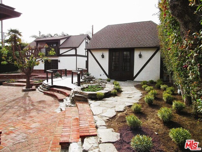 Foto del edificio - 605 Foothill Rd