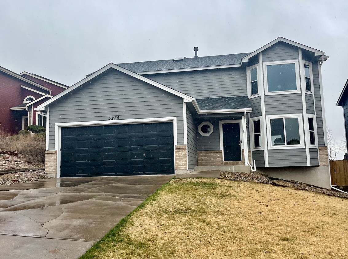 Primary Photo - Fantastic 4 Bedroom Nestled in the heart o...