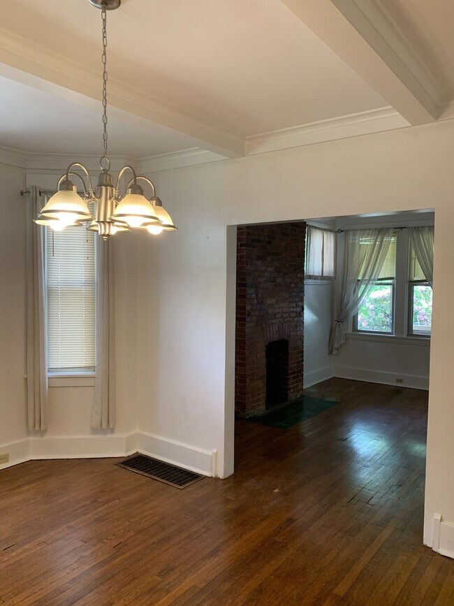 Building Photo - Great, first floor duplex in Squirrel Hill