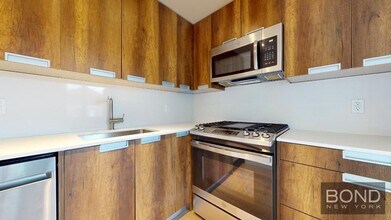 Building Photo - 350 W 45th St